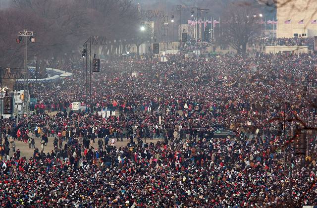 Davy lidí míí ke Kapitolu, aby pihlíely inauguraci nového amerického prezidenta.